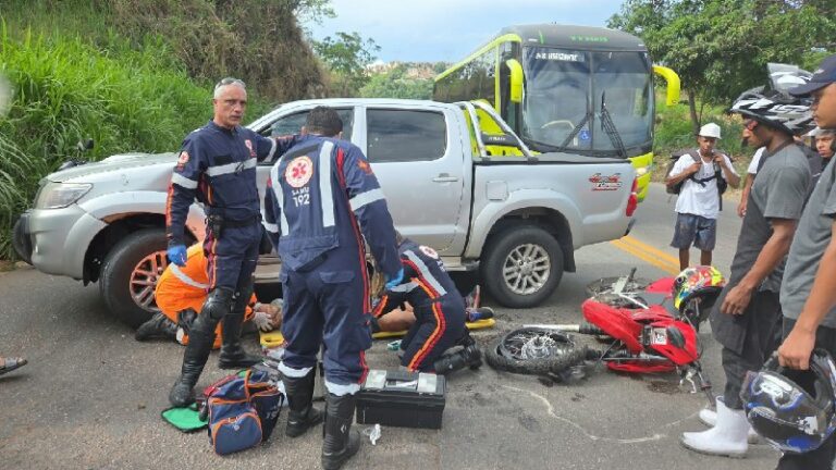 Acidente entre moto e carro deixa homem inconsciente e mulher ferida na BR-381, em BH - Foto: Divulgação/CBMMG