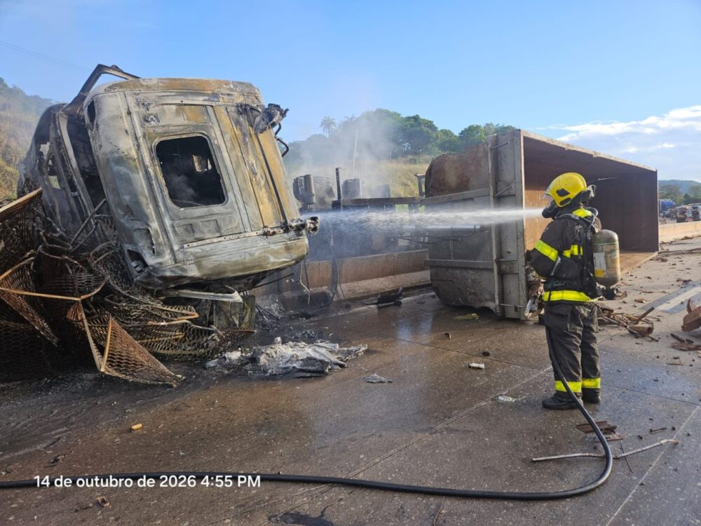 Acidente com três veículos deixa quatro feridos e interdita BR-381, na Grande BH Acidente com três veículos deixa quatro feridos e interdita BR-381, na Grande BH - Foto: Divulgação/CBMMG