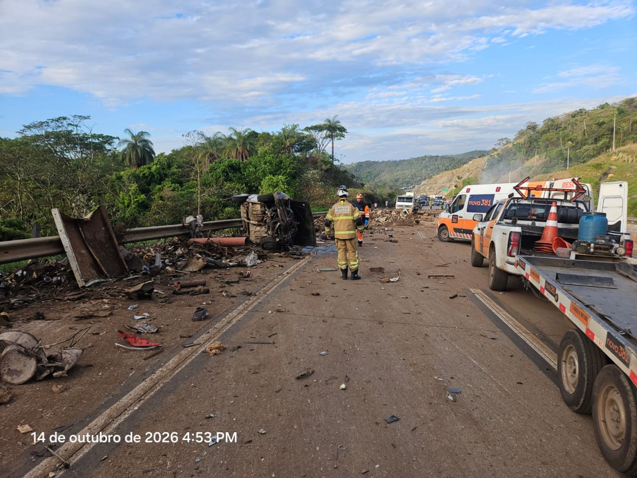 Acidente com três veículos deixa quatro feridos e interdita BR-381, na Grande BH - Foto: Divulgação/CBMMG