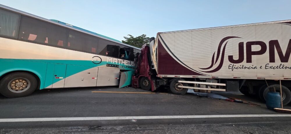 Acidente entre carreta e ônibus deixa um morto e 41 feridos na BR-381, em Governador Valadares Acidente entre carreta e ônibus deixa um morto e 41 feridos na BR-381, em Governador Valadares - Foto: Divulgação/CBMMG
