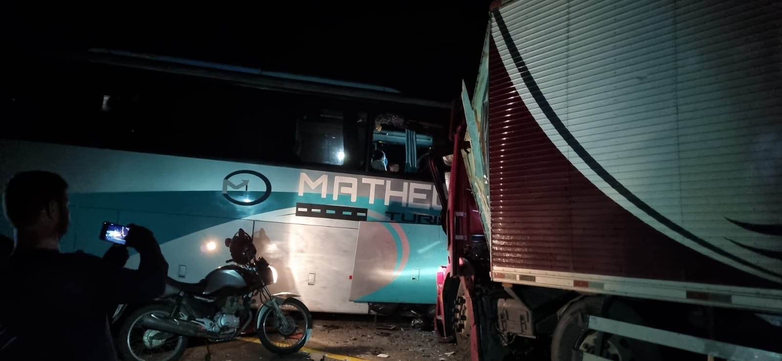 Acidente entre carreta e ônibus deixa um morto e 41 feridos na BR-381, em Governador Valadares 1 Acidente entre carreta e ônibus deixa um morto e 41 feridos na BR-381, em Governador Valadares - Foto: Divulgação/CBMMG