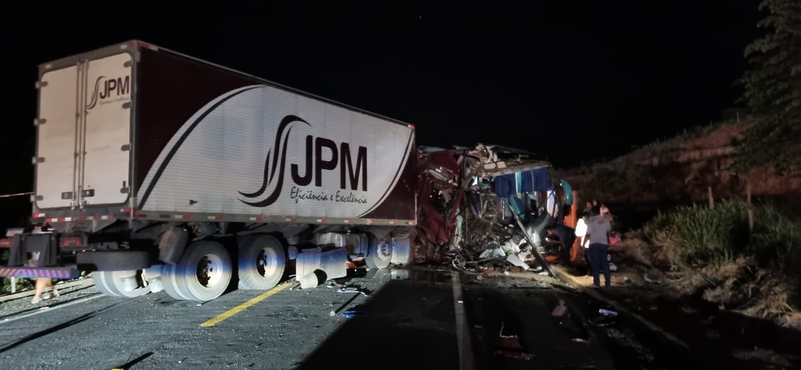 Acidente entre carreta e ônibus deixa um morto e 41 feridos na BR-381, em Governador Valadares 2 Acidente entre carreta e ônibus deixa um morto e 41 feridos na BR-381, em Governador Valadares - Foto: Divulgação/CBMMG