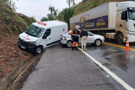 Ambulância bate em carro na BR-381 e deixa motorista ferido em João Monlevade - Foto: Divulgação/PRF