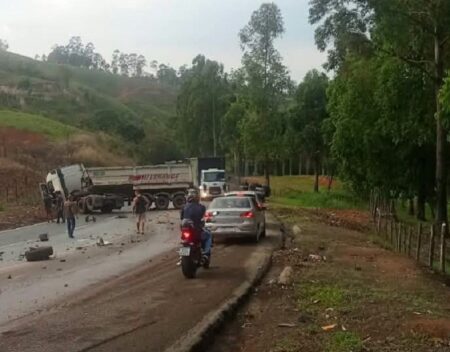 Batida entre caminhonete e carreta mata motorista e fecha a BR-381, em MG Batida entre caminhonete e carreta mata motorista e fecha a BR-381, em MG - Foto: Reprodução/Redes Sociais