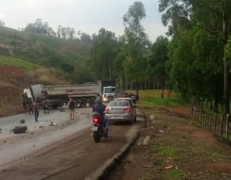 Batida entre caminhonete e carreta mata motorista e fecha a BR-381, em MG Batida entre caminhonete e carreta mata motorista e fecha a BR-381, em MG - Foto: Reprodução/Redes Sociais
