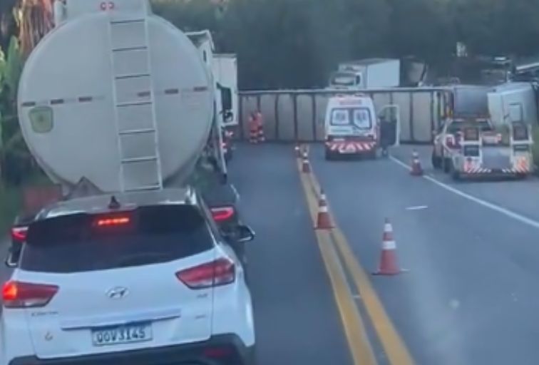 Carreta tomba após batida com bitrem e interdita BR-381, na Grande BH; veja rota alternativa - Foto: Reprodução/Redes Sociais