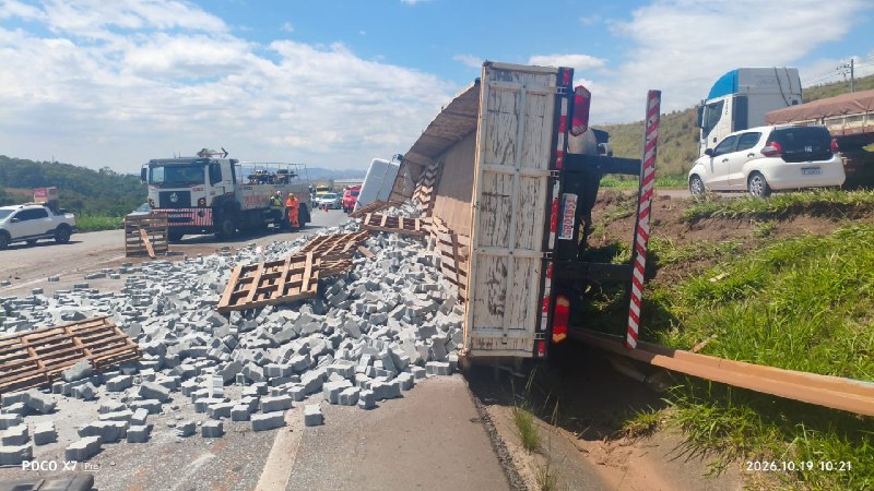 Carreta tomba, bloqueia pista e complica trânsito na BR-040, em Contagem - Foto: Divulgação/CBMMG