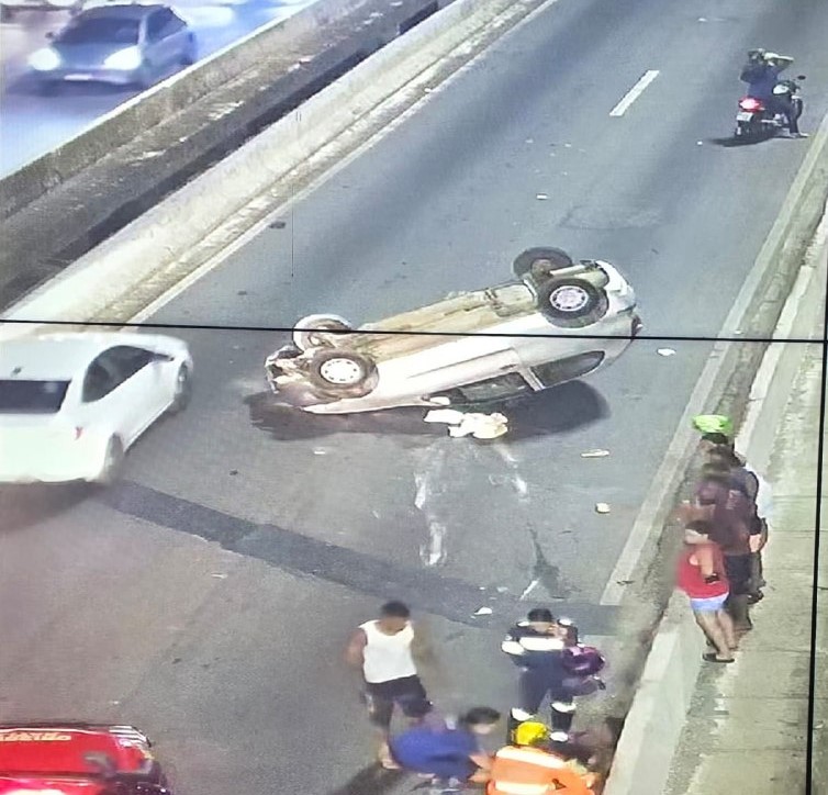 Carro capota, deixa ferido e complica trânsito no Anel Rodoviário, em BH - Foto: Divulgação/CBMMG
