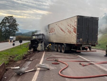 Carreta com equipamentos de academia bate e pega fogo na BR-381, na Grande BH - Foto: Divulgação/CBMMG
