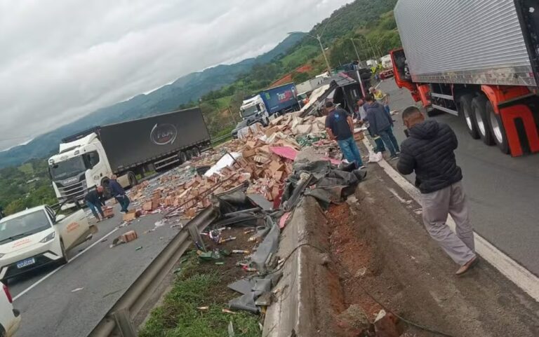 Carreta com cosméticos tomba na Fernão Dias e motorista fica preso às ferragens - Foto: Reprodução/Redes Sociais