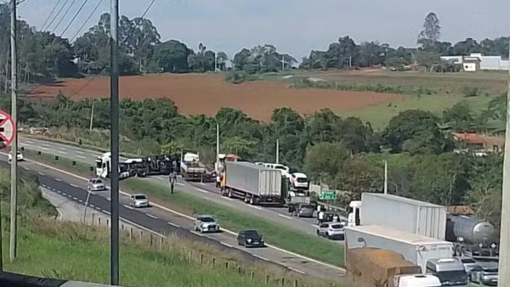 Acidente entre carretas interdita Fernão Dias e provoca 12 km de congestionamento em MG - Foto: Reprodução