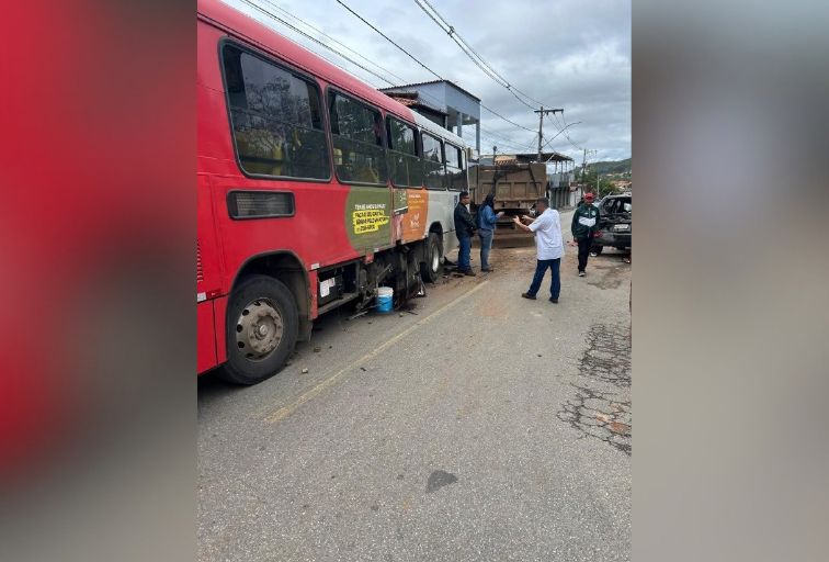 Caminhão perde freios, atinge carros e ônibus metropolitano na Grande BH - Foto: Divulgação/CBMMG