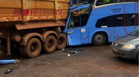 Ônibus bate na traseira de carreta e deixa vítimas na BR-040, em Congonhas - Foto: Reprodução/Redes Sociais