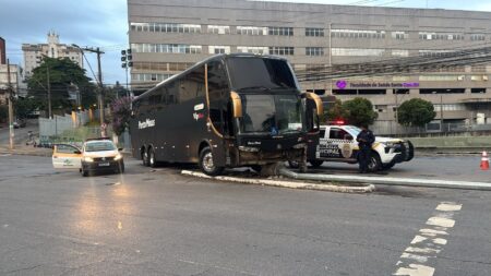 Ônibus de turismo bate em poste e interdita trecho da Avenida do Contorno, em BH - Foto: Divulgação/BHTrans