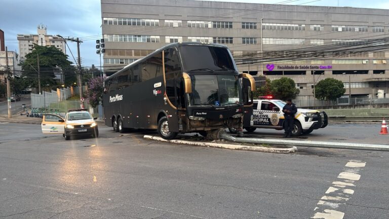 Ônibus de turismo bate em poste e interdita trecho da Avenida do Contorno, em BH - Foto: Divulgação/BHTrans