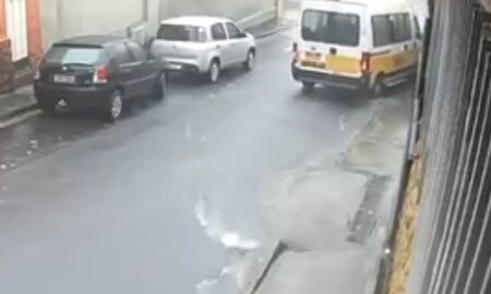 Van escolar bate em poste e deixa crianças feridos no bairro Sagrada Família, em BH Van escolar bate em poste e deixa crianças feridos no bairro Sagrada Família, em BH - Foto: Reprodução/Redes Sociais