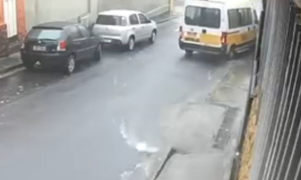 Van escolar bate em poste e deixa crianças feridos no bairro Sagrada Família, em BH - Foto: Reprodução/Redes Sociais