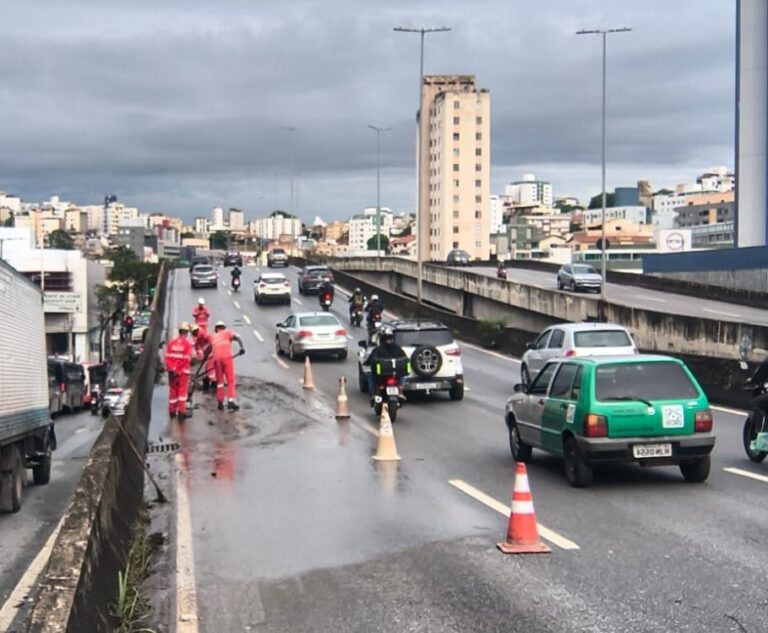 BH: Avenida Cristiano Machado tem alagamento e trânsito lento na manhã desta segunda-feira BH: Avenida Cristiano Machado tem alagamento e trânsito lento na manhã desta segunda-feira - Foto: Divulgação/BHTrans