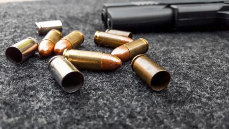Idoso morre ao tentar defender filho durante ataque a tiros dentro de casa na Grande BH https://depositphotos.com/photos/arma-muni%C3%A7%C3%A3o.html?offset=60&filter=all