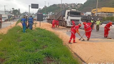 Carreta carregada com milho tomba e interdita faixas no Anel Rodoviário, em BH Carreta carregada com milho tomba e interdita faixas no Anel Rodoviário, em BH - Foto: Divulgação/BHTrans