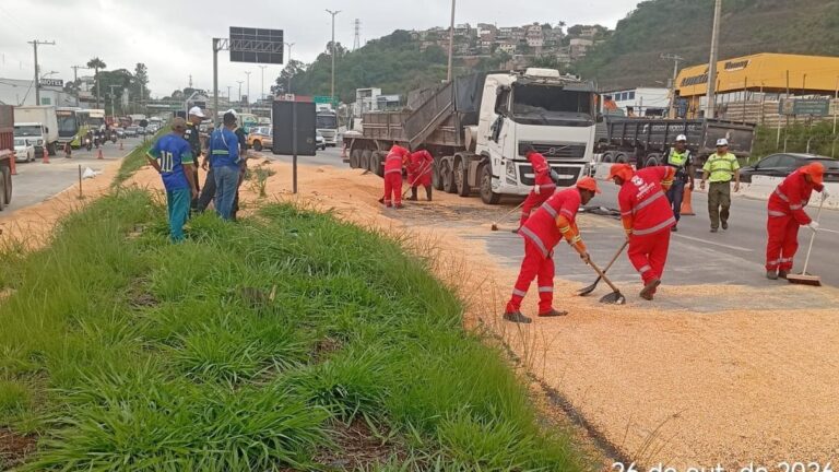 Carreta carregada com milho tomba e interdita faixas no Anel Rodoviário, em BH - Foto: Divulgação/BHTrans