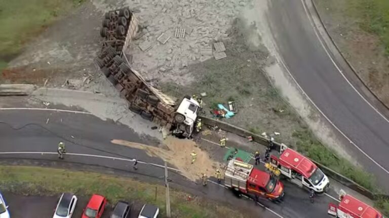 Motorista morre após carreta carregada com cimento tombar em Pedro Leopoldo - Foto: Reprodução