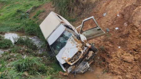 Motorista morre após carro cair em córrego na Grande BH - Foto: Divulgação/Corpo de Bombeiros