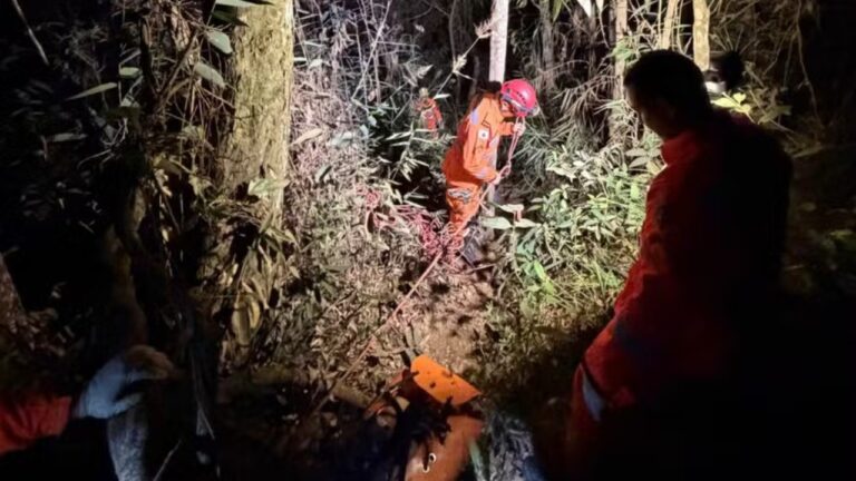Casal morre após cair de cachoeira de 85 metros no Vale do Aço (MG) Casal morre após cair de cachoeira de 85 metros no Vale do Aço, em MG - Foto: Divulgação/Corpo de Bombeiros