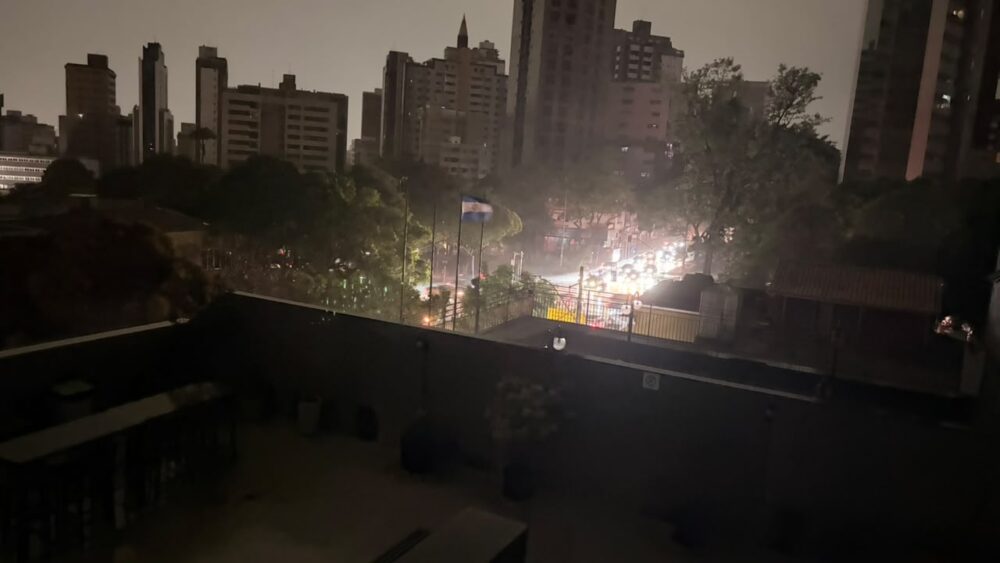 Após dia de calor, BH registra chuva forte e alerta para raios e ventania - Foto: Por Dentro de Minas