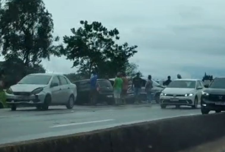 Engavetamento com oito carros e moto deixa ferido no Anel Rodoviário, em BH Engavetamento com oito carros e moto deixa ferido no Anel Rodoviário, em BH - Foto: Divulgação/CBMMG