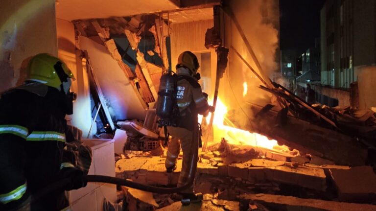 Homem morre carbonizado após explosão destruir casa em BH - Foto: Divulgação/CBMMG