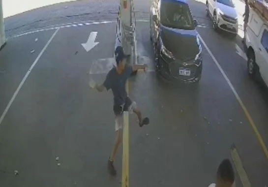 Homens são presos após ameaçar frentista e danificar bomba de posto em BH Homens são presos após ameaçar frentista e danificar bomba de posto em BH - Foto: Reprodução de vídeo