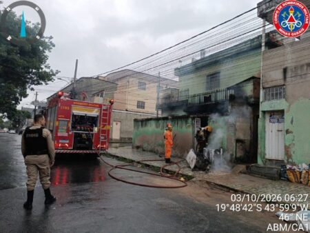 Homem incendeia casa após agredir mãe e irmã e morre carbonizado em BH - Foto: Divulgação/CBMMG