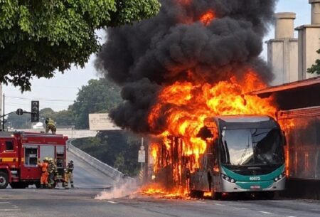 Ônibus do Move pega fogo no Centro de BH - Foto: Divulgaçao/CBMMG