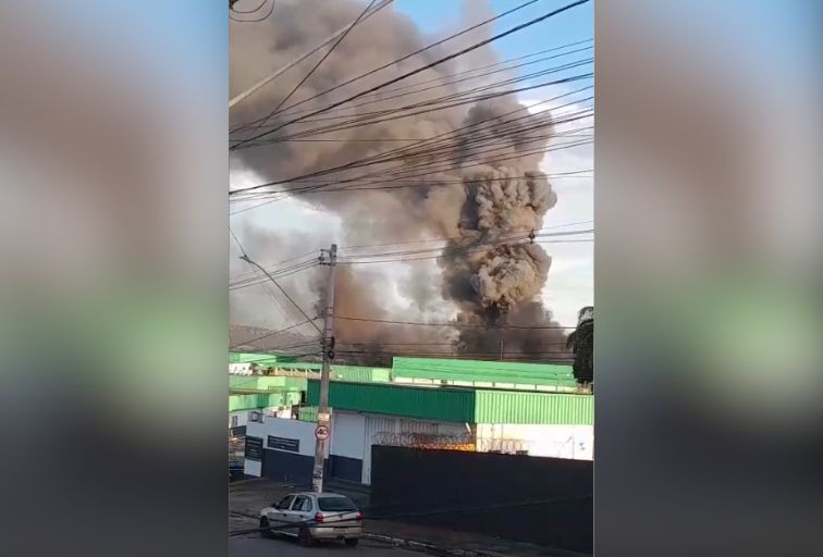 Incêndio de grandes proporções atinge sede da Vibra Foods em Sete Lagoas - Foto: Reprodução/Redes Sociais