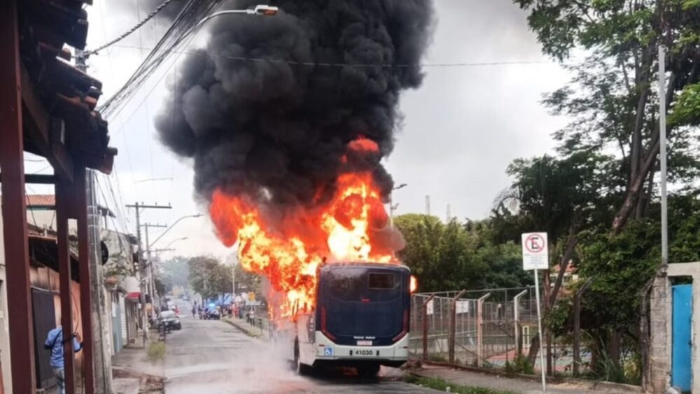Ônibus pega fogo em ponto final no bairro Confisco, em Belo Horizonte - Foto: Reprodução
