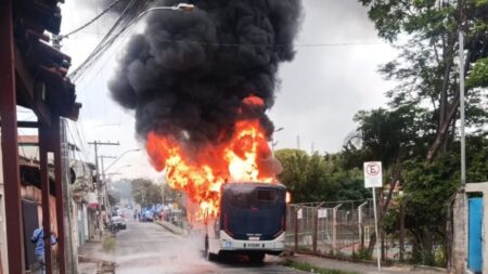 Ônibus pega fogo em ponto final no bairro Confisco, em Belo Horizonte - Foto: Reprodução