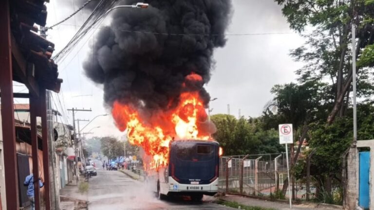 Ônibus pega fogo em ponto final no bairro Confisco, em BH Ônibus pega fogo em ponto final no bairro Confisco, em Belo Horizonte - Foto: Reprodução