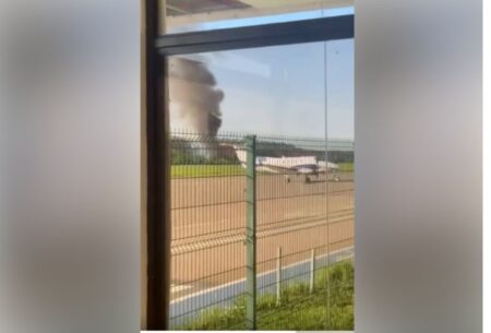 Avião da PMMG cai e deixa mortos perto do Aeroporto de Ipatinga, em Santana do Paraíso - Foto: Reprodução/Redes Sociais