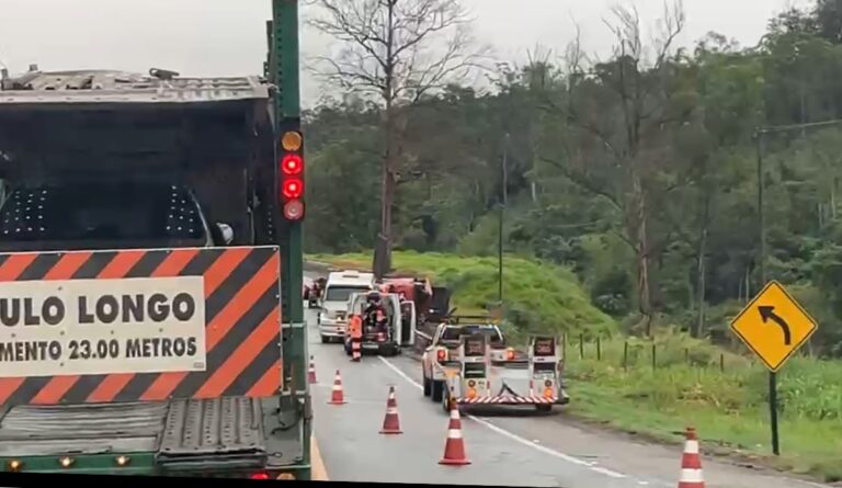 Acidentes com carretas deixa feridos e bloqueia trechos da BR-381, em MG - Foto: Reprodução/Redes Sociais
