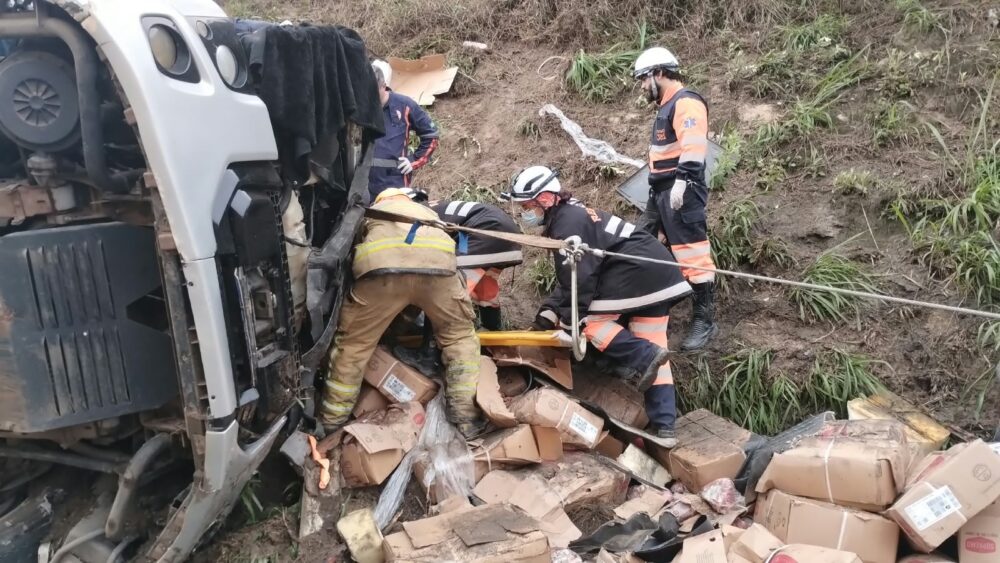Caminhão tomba e motorista fica preso às ferragens na BR-381, em João Monlevade - Foto: Divulgação/CBMMG