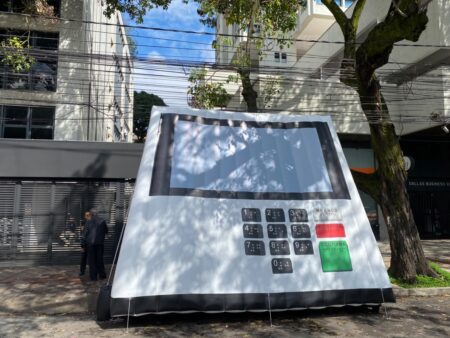 TRE-MG instala urna eletrônica gigante em avenida de BH TRE-MG instala urna eletrônica gigante em avenida de BH - Foto: Por Dentro de Minas/João Paulo