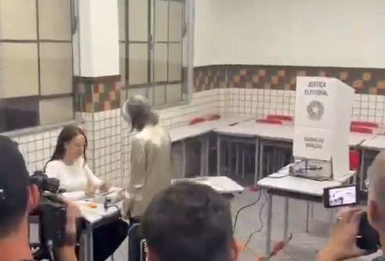 Ministra Cármem Lúcia vota em colégio de BH Ministra Cármem Lúcia vota em colégio de BH - Foto: Divulgação/TRE-MG