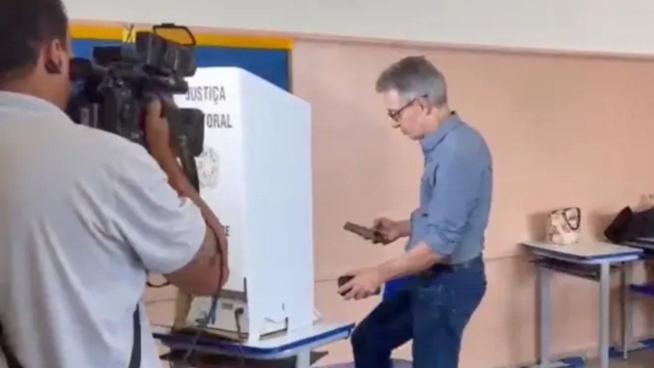 Zema leva celular para cabine de votação em Araxá e TRE-MG diz que caso será apurado Zema leva celular para cabine de votação em Araxá e TRE-MG diz que caso será apurado - Foto: Reprodução